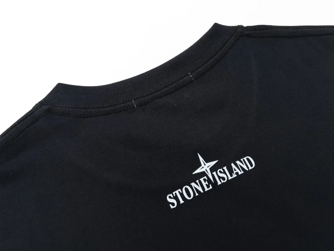 W625#P110💰 [Stone lsland/Stone Island summer new chest broken grid compass printed short-sleeved T-shirt] ⚠️[Original creation, high control of details] - Made of 260 grams of combed cotton, 32 count double yarn, soft and comfortable to the touch, sweat-absorbent and breathable. - Simple, basic and versatile style, original quality, the first choice for couples. - Made in a large factory, four needles and five threads on the shoulder, neatly arranged, high quality workmanship. - Same style for men and women. Very versatile, one piece for everyone, details are clearly visible. Color: Black White Size: M L